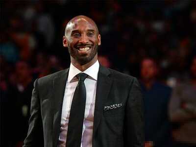 你一直都在啊！比赛最后时刻，湖人主场球迷齐声高喊KOBE