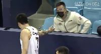 🎥又在整活😂轮休的郭艾伦场外虚假击掌晃懵张镇麟