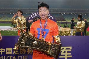 鲁媒：荣耀时刻不会忘记每个人，金敬道身穿吴兴涵球衣领奖