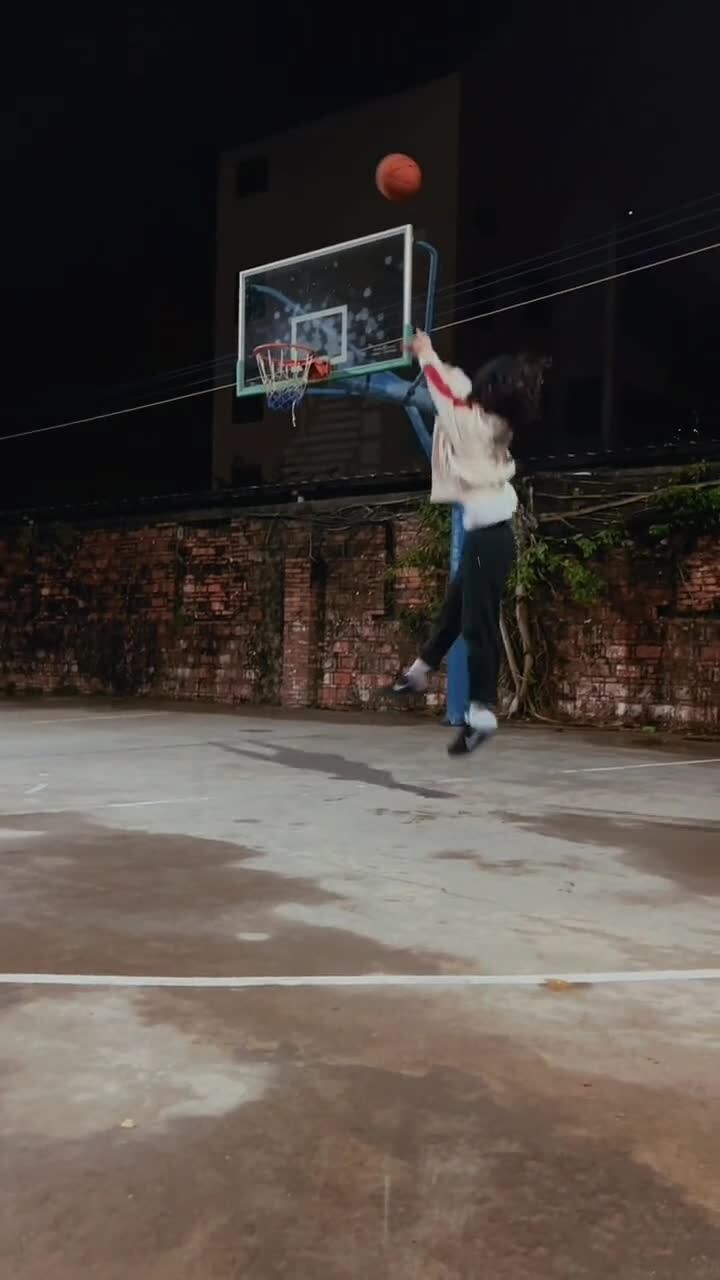 厉害了！妹纸这个跳投比你还强？！