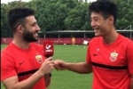 搞反了？🤣武巴连线：巴尔加斯说中文，武磊说西语...😅