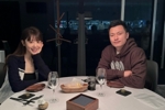 甜蜜！中超迎来休赛期，妻子王晨晒与郜林合照