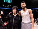 五月天主唱阿信现身篮网主场 与奥尼尔&西蒙斯&渡边雄太一起合影