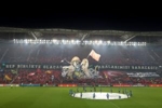 致敬！特拉布宗球迷展示Tifo：救援队救出婴儿，安全帽印各国国旗
