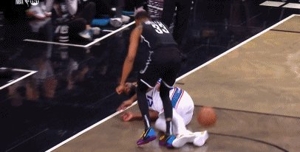 队记：NBA官方将在今日按惯例重新审查恩比德踢裆的一级恶犯