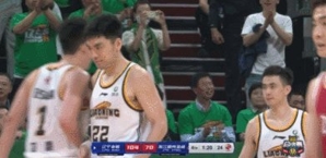 在家乡球迷面前举杯的时刻，格外甜蜜