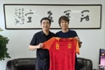 有网友晒出中国足协新任主席最热门人选宋凯昔日和李铁的合照...