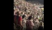 😮就离谱..梅西一被换下，大量观众走下看台往球场边涌入❗